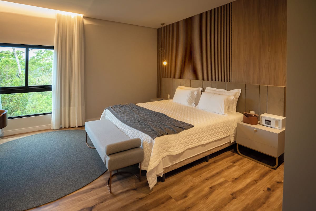 Suite Standard, vue vallée | 1 chambre, minibar, coffres-forts dans les chambres, bureau