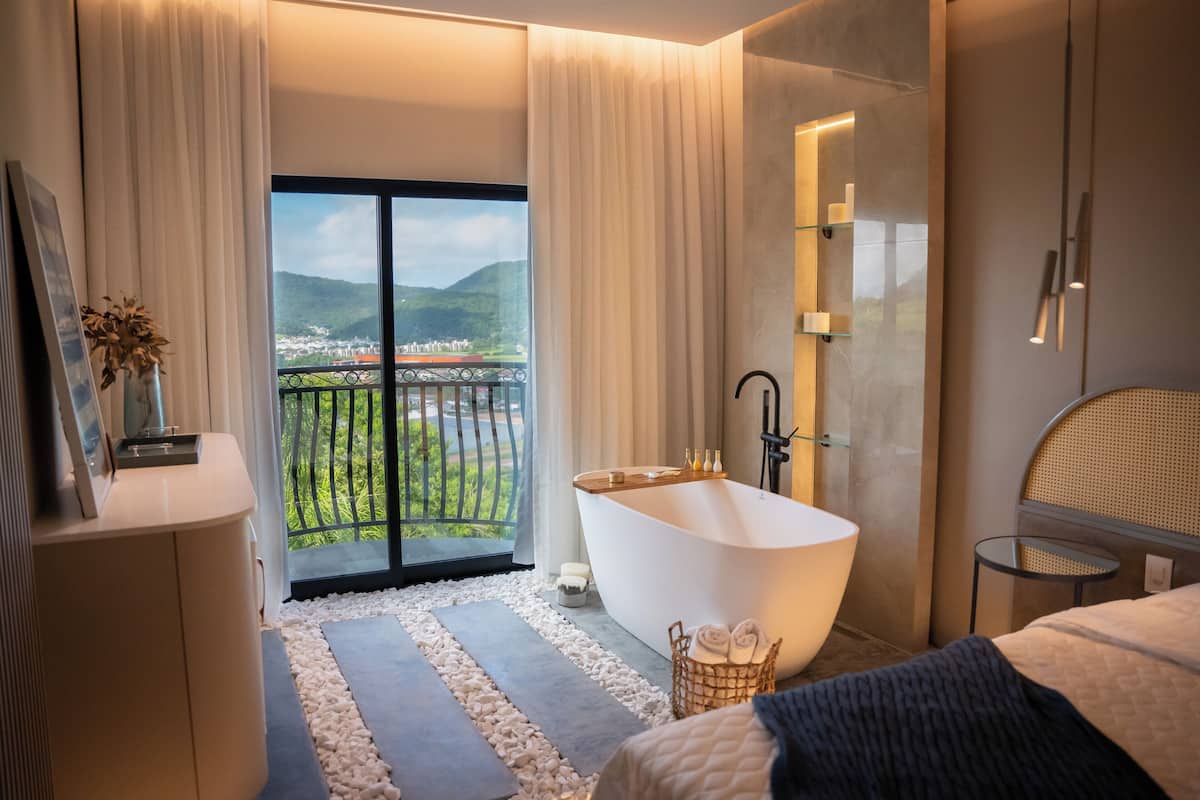 Suite Deluxe, véranda, vue ville | 1 chambre, minibar, coffres-forts dans les chambres, bureau