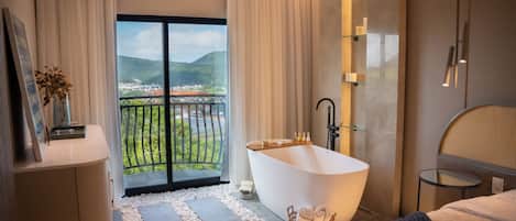 Deluxe Suite, Lanai, City View