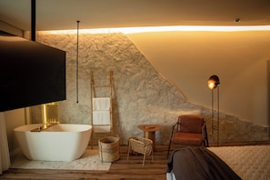 Suite luxueuse, lanai, vue sur la ville | 1 chambre, minibar, coffre-fort, bureau