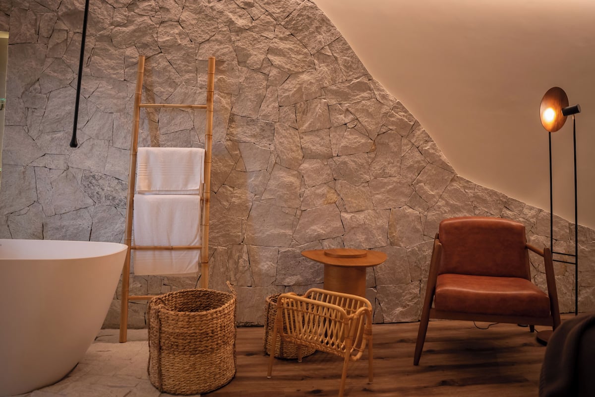 Suite Luxe, véranda, vue ville | 1 chambre, minibar, coffres-forts dans les chambres, bureau