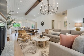 Smart-TV, Kamin, DVD-Player, Tischfußball