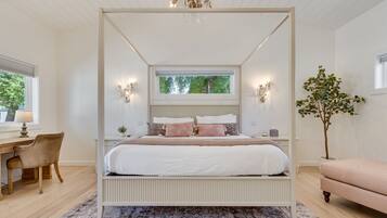 5 bedrooms, desk, iron/ironing board, travel crib