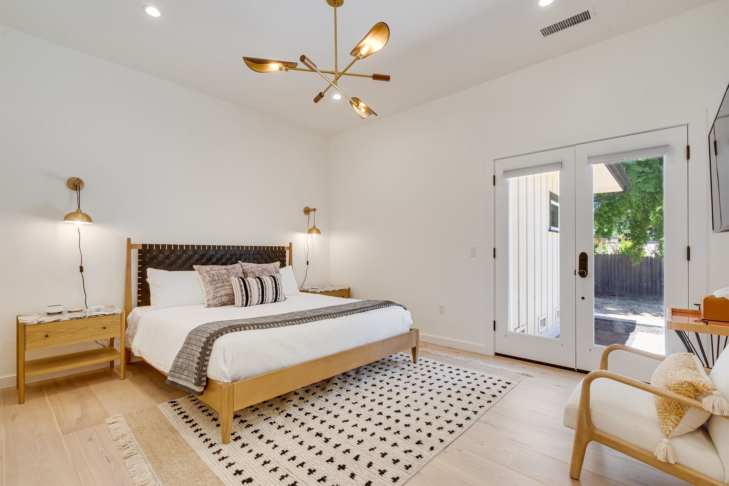 5 bedrooms, desk, iron/ironing board, travel cot