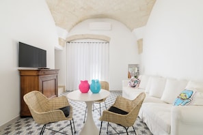 Apartment | Living area | 35-inch TV with digital channels