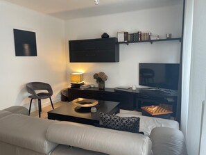 Smart-tv, dvd-spelare, böcker och printers