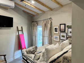 1 bedroom, iron/ironing board, WiFi, bed sheets - Beautiful MoonLight Cabin (Canyon Lake)