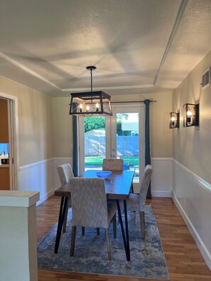 Dining - Cozy 3 bedroom home walkable to Oakway & Autzen Stadium (Eugene)
