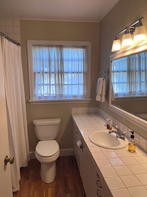 Hair dryer, towels, soap, shampoo - Cozy 3 bedroom home walkable to Oakway & Autzen Stadium (Eugene)