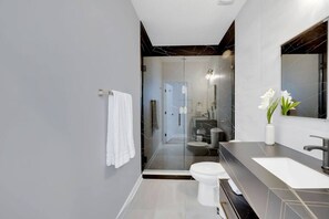 Sèche-cheveux, serviettes fournies