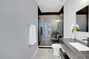 Een douche, een haardroger, handdoeken, shampoo