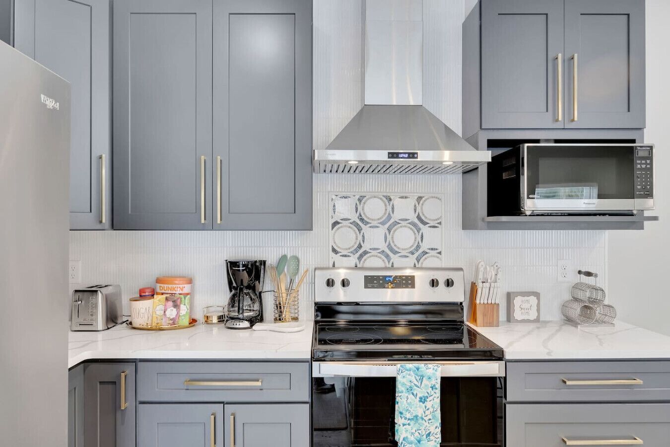 Kjøleskap, mikrobølgeovn, ovn og kokeplater