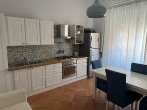 Basic Apartment, 2 Bedrooms | Private kitchen - casa barbarella napoli (Naples)