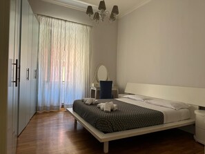 2 bedrooms, iron/ironing board, free WiFi - casa barbarella napoli (Naples)