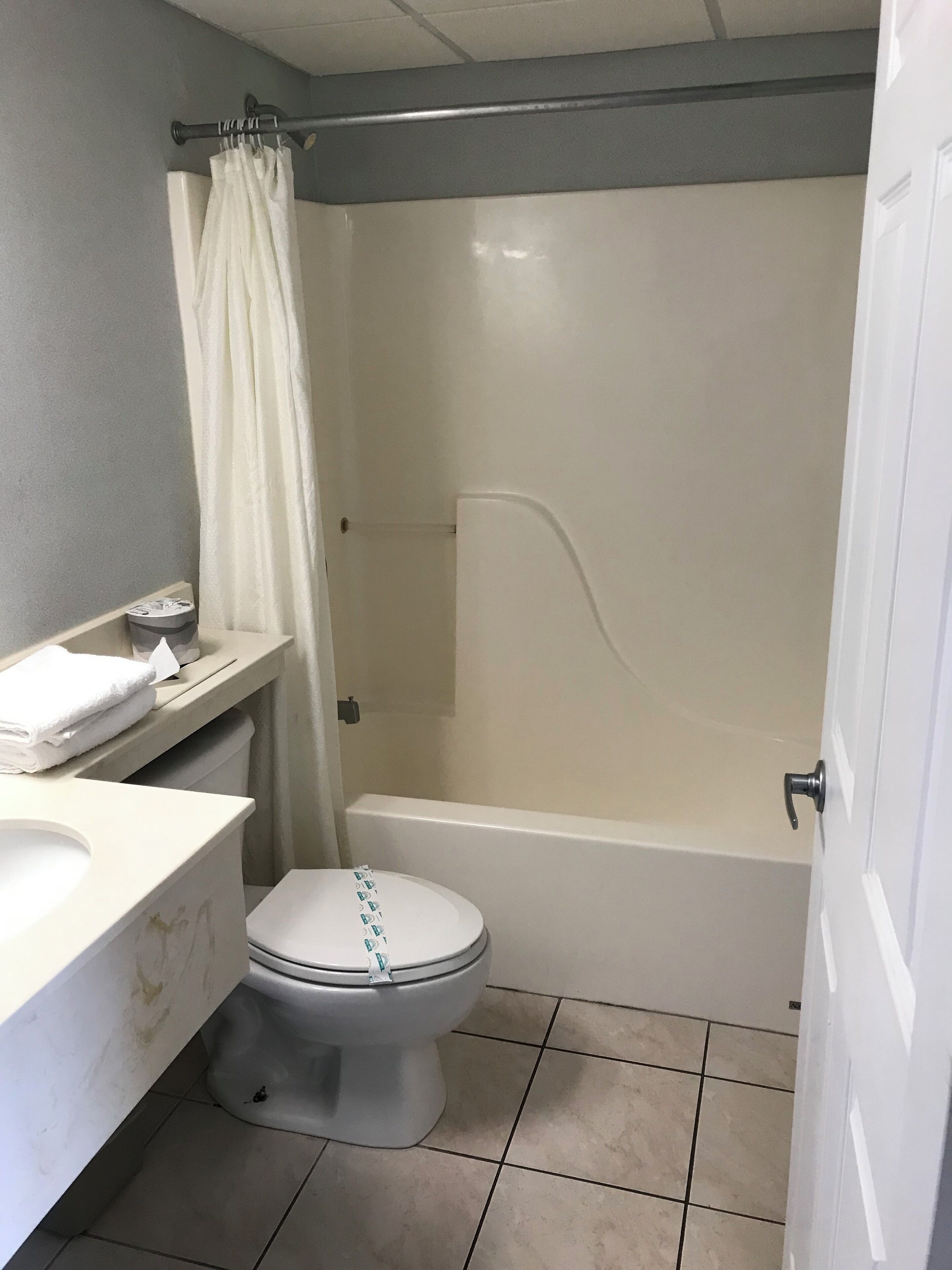A bathroom with a toilet, sink, and bathtub.