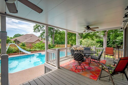 Sleeps 30!- Pool - Hot tub- Epic Game Room - Arcades - Pool Table - Lake Norman