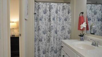 Dusche, Haartrockner, Handtücher, Seife