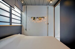 Minibar con artículos gratuitos, decoración individual, escritorio
