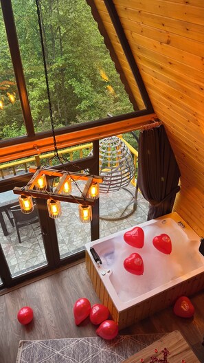 Comfort-bungalow, järvinäköala | Egyptinpuuvillaiset lakanat, ylelliset vuodevaatteet, pimennysverhot