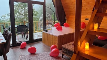 Comfort Bungalow, Lake View | Egyptian cotton sheets, premium bedding, blackout drapes, soundproofing