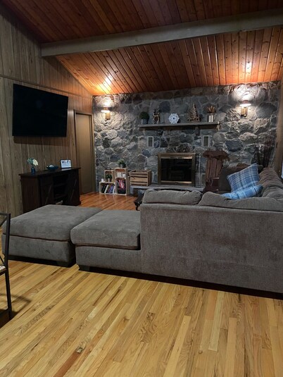 Spacious 4 BR 2 BA Home In The Heart Of Poconos Private BEACH. NEAR ATTRACTIONS!