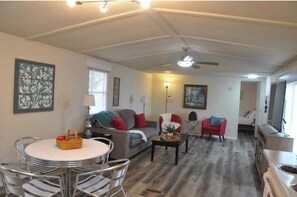 Smart-TV, peis og bøker