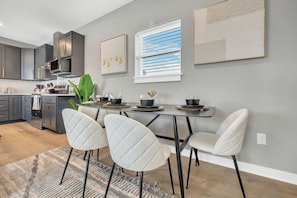Dining - Newly Built Oceanview Apartment with Rooftop (Jacksonville Beach)
