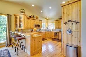 Fridge, microwave, stovetop, dishwasher - Duck Creek Village Cabin w/ Deck & Private Hot Tub (Duck Creek Village)