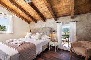 3 bedrooms, in-room safe, desk, iron/ironing board - Villa Cavalleria Rusticana with heated pool and vineyard (Blizna Donja)