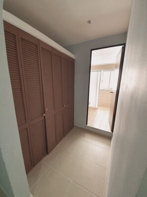 Classic Studio | Wardrobe - Torre Metropoli (Cancun)