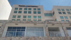 A building with the sign "TORRE METROPOLI" indicating a hotel or commercial property. - Torre Metropoli (Cancun)