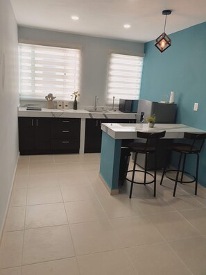 Classic Studio | Private kitchen | Fridge, microwave, cookware/dishes/utensils - Torre Metropoli (Cancun)