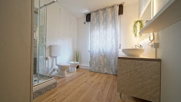 Superior vierpersoonskamer | Badkamer | Gratis toiletartikelen, een haardroger, handdoeken, zeep