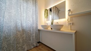 Habitación cuádruple superior | Baño | Artículos de higiene personal gratuitos, secador de pelo y toallas