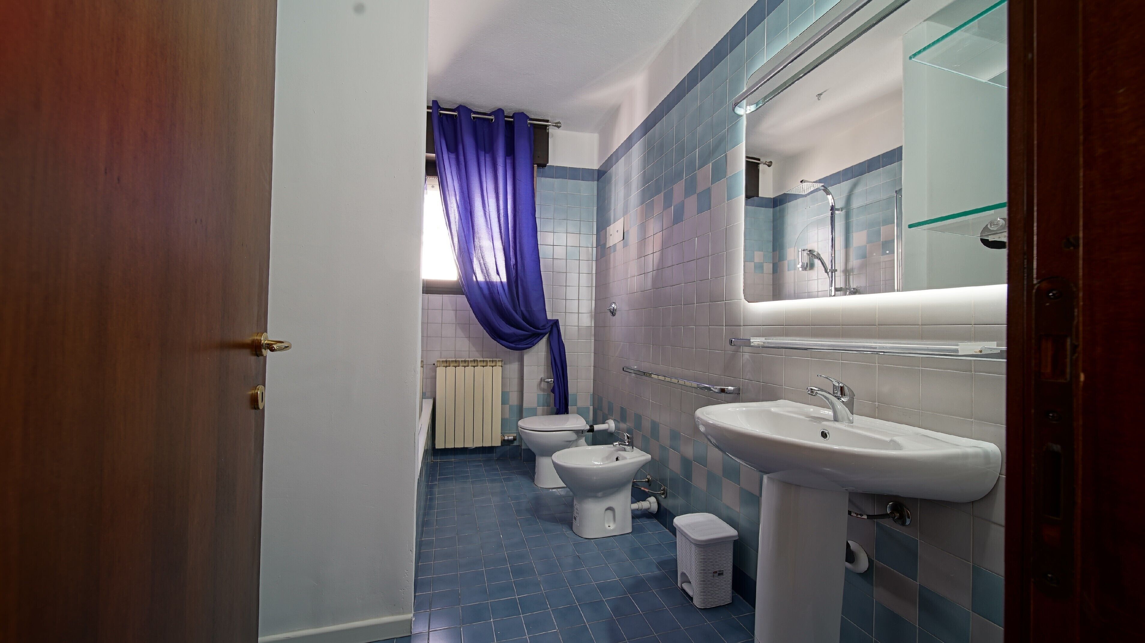 Chambre Ville, vue ville | Salle de bain | Articles de toilette gratuits, sèche-cheveux, serviettes fournies, savon