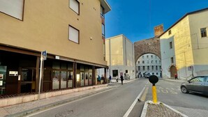 A street with buildings, a pedestrian crossing, and a parked car. - Vitti's home verona 2 - Cittadella  (Verona)