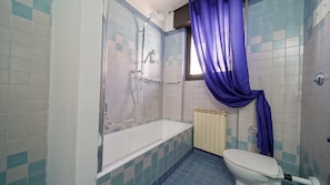 City Room, City View | Bathroom