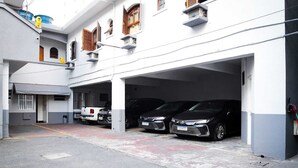 A multi-story parking garage with several cars parked inside. - Hotel Mooca São Paulo (São Paulo)
