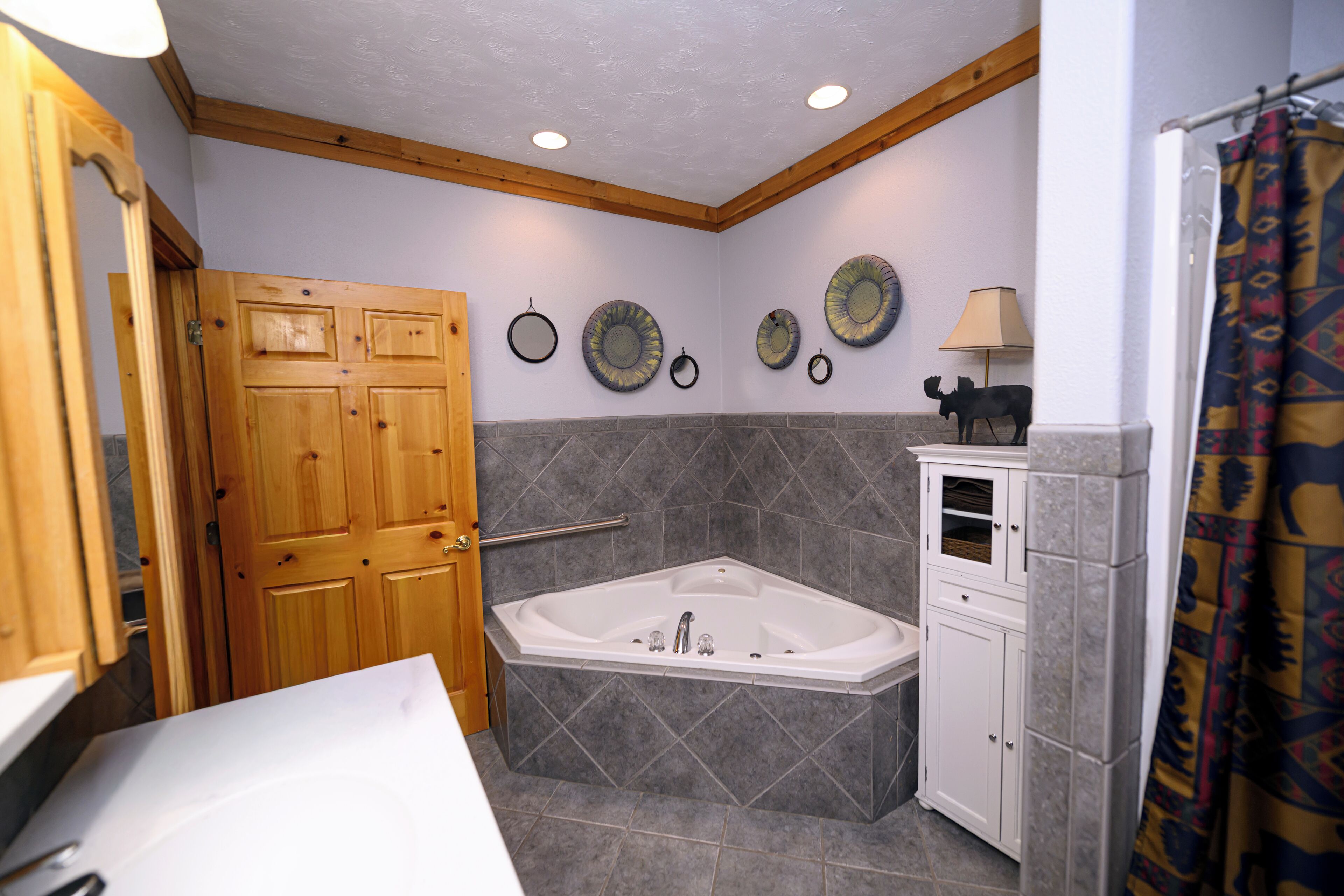 Regadera, tina de hidromasaje, secadora de cabello, toallas 