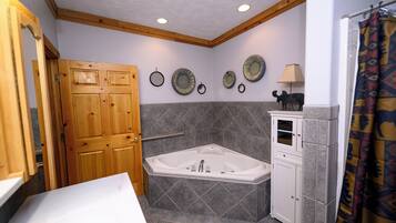 Regadera, tina de hidromasaje, secadora de cabello, toallas