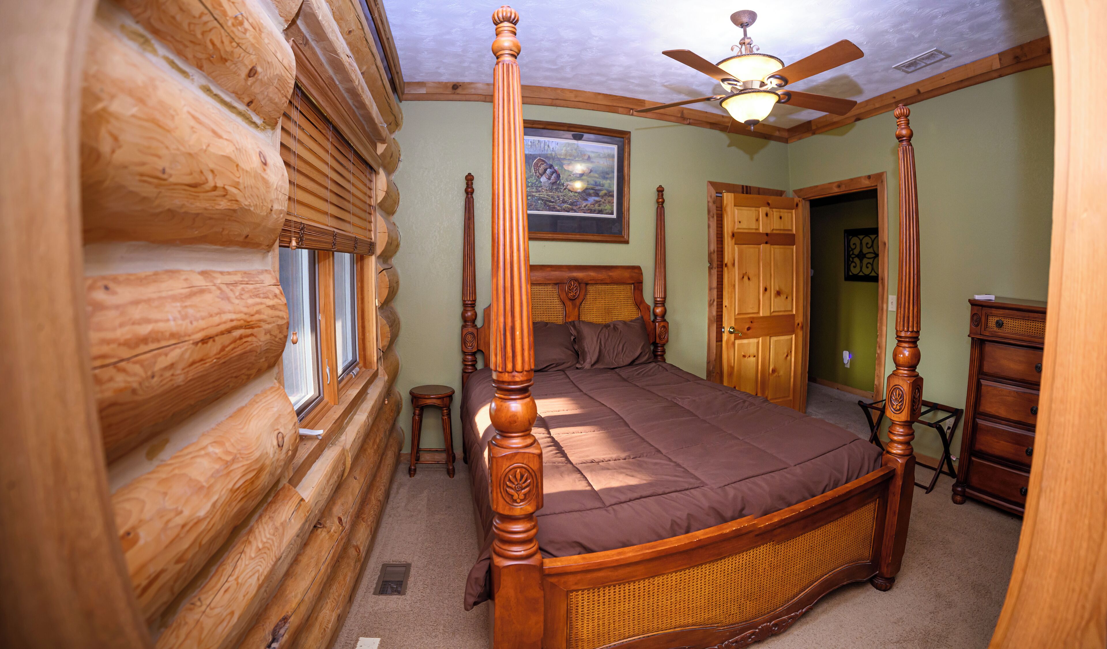 4 bedrooms, desk, iron/ironing board, free WiFi