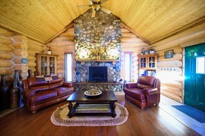 Smart TV, fireplace, music library - Secluded & Spacious Log Cabin Lodge Located in Western Nebraska - Pet-friendly! (Lodgepole)