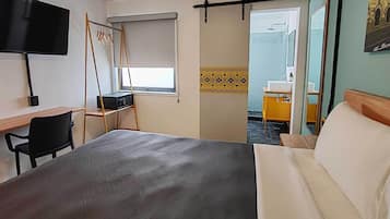 Kamar Comfort | 1 kamar tidur, seprai antialergi, dan meja kerja