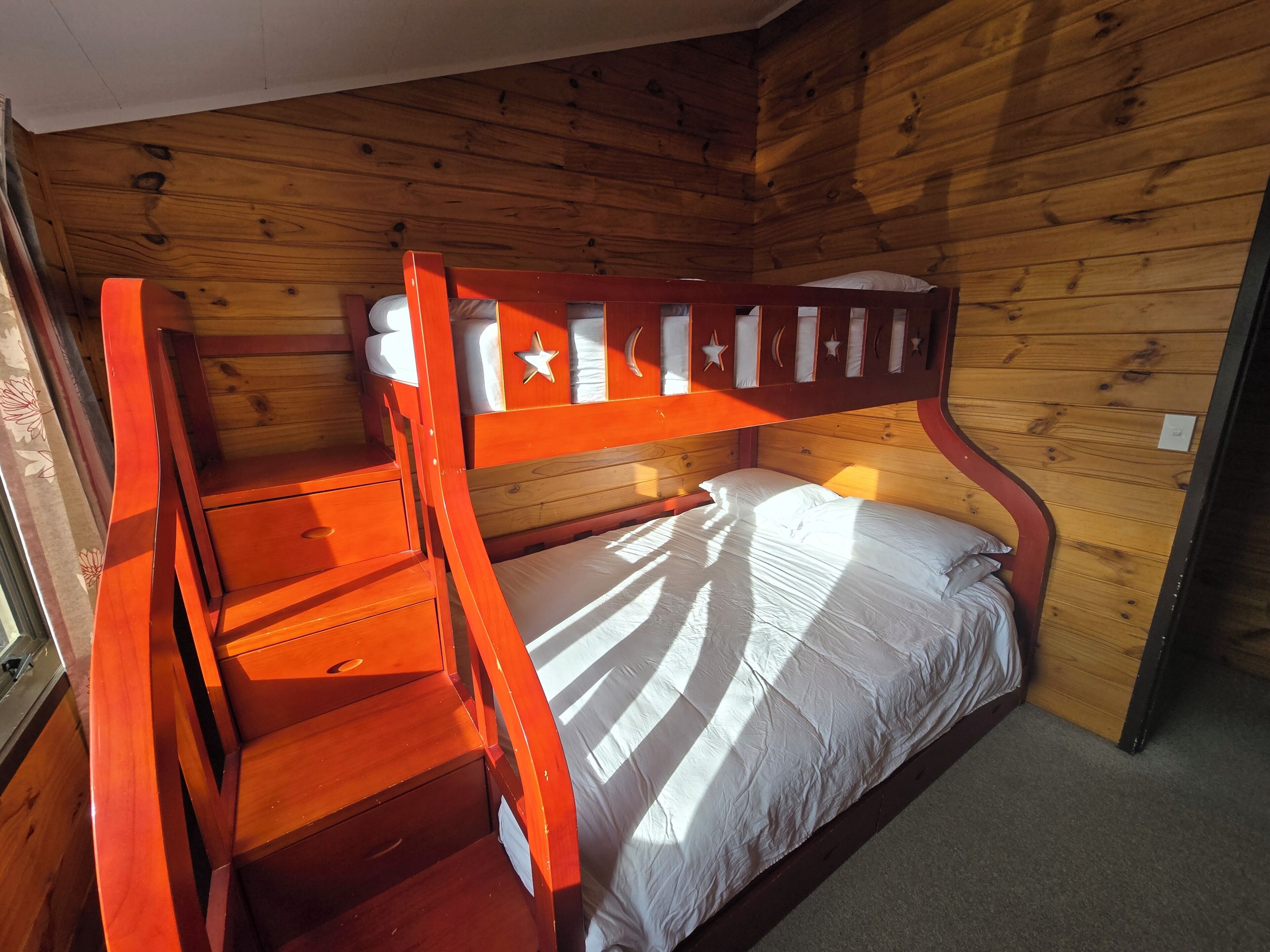 3 bedrooms, in-room safe, iron/ironing board, travel crib