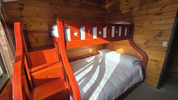 3 bedrooms, in-room safe, iron/ironing board, travel crib