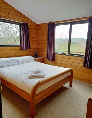 3 bedrooms, in-room safe, iron/ironing board, travel cot