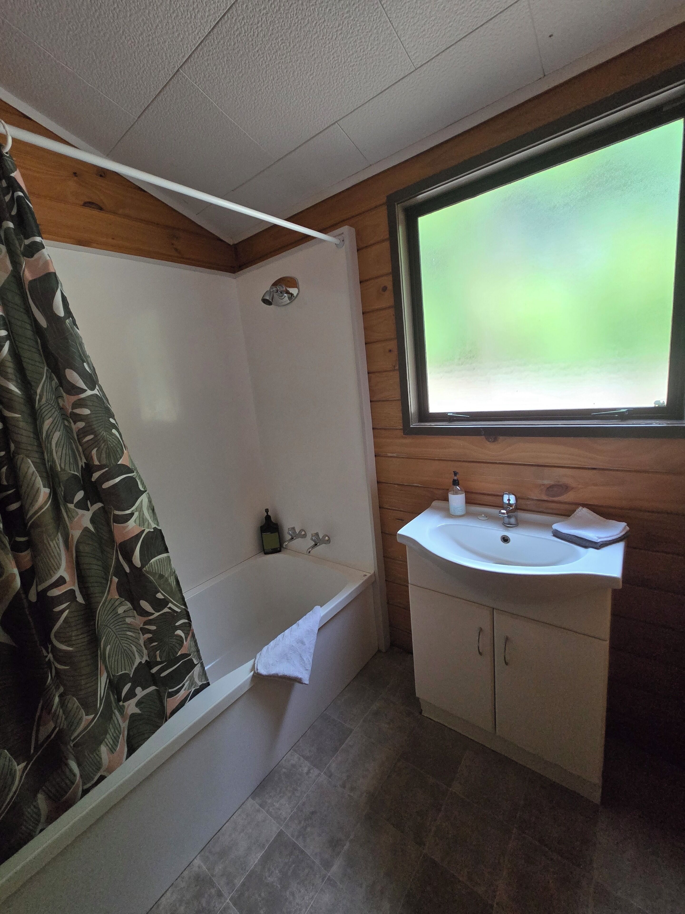 Een haardroger, handdoeken, zeep, shampoo