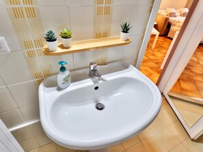 Haartrockner, Bidet, Handtücher, Seife