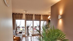 Una sala de estar moderna con un sofá, una mesa de centro y una planta en maceta.