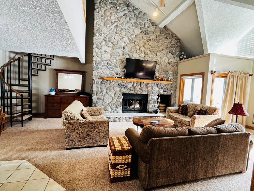 Walk to Mountain House 3/2, Soaring View, Vaulted Ceiling, In-Unit Hot Tub, Loft
